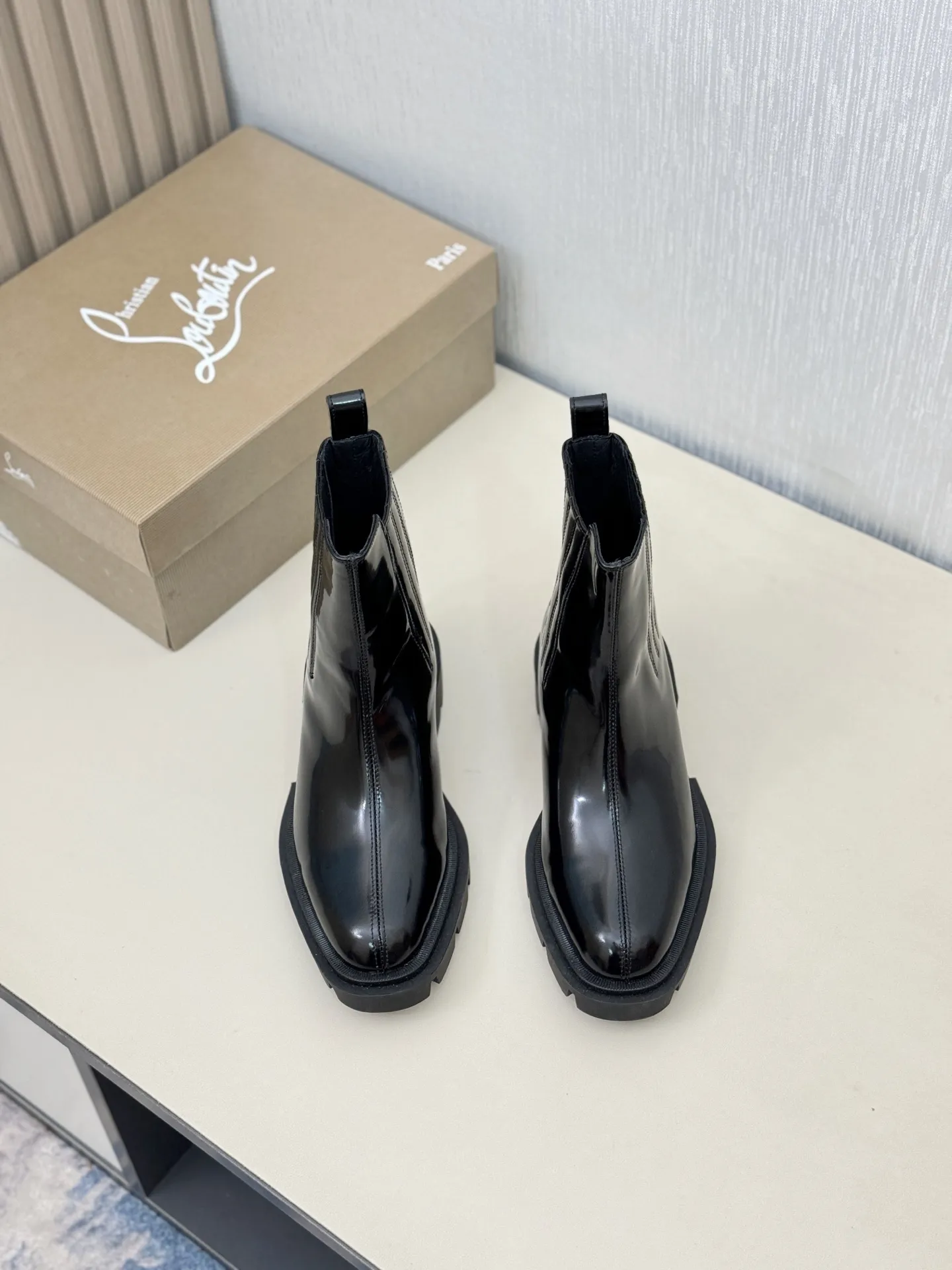 [CL～High-end men’s red-soled shoes] Top P: 940💰. Size: 39-44 (38.45.46 can be customized) 🆑Top original purchase agent Imported open-edge bead fabric and water-dyed cowhide inside 🉑️ Imported TPU rubber sole, wear-resistant and non-slip, full of European style.